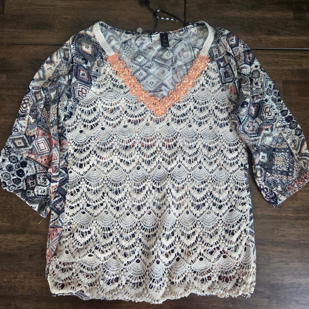 BKE Boutique Mixed Media Crochet Lace Geometric Print V-Neck Top Medium NWT